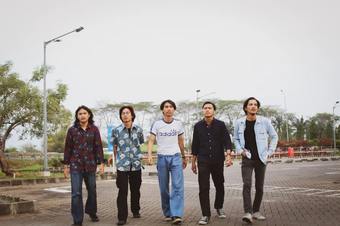 “Reklofriends”: Lagu Debut OFFSIDES RAWK yang Bikin Lo Melek Realita Sosial